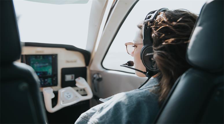 minimum height for pilot female