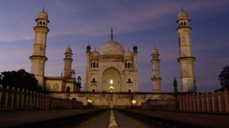 bibi ka maqbara was built by