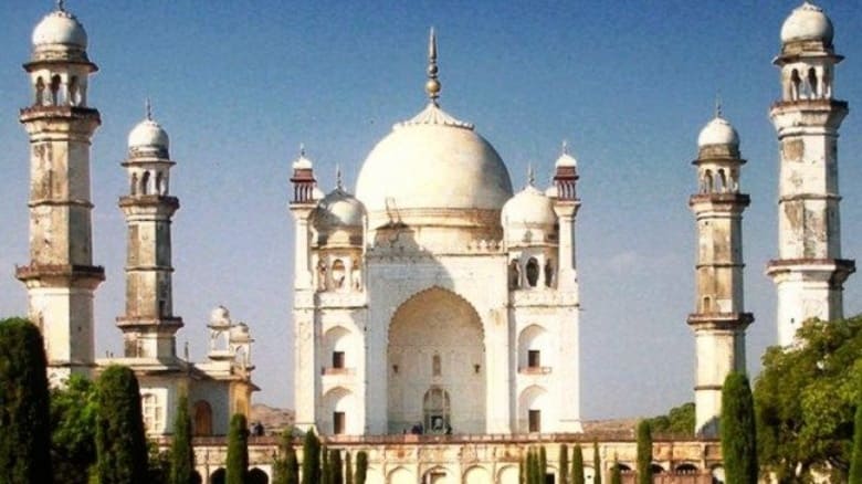 bibi ka maqbara was built by